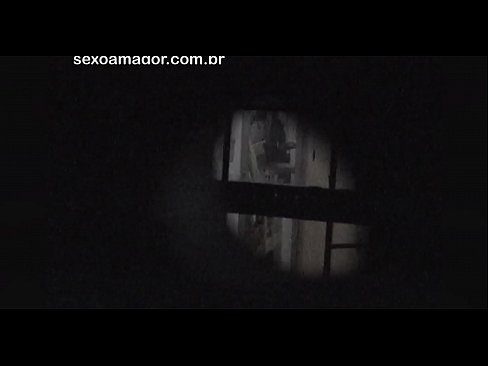 ❤️ Blondi saa salaa videokuvaa naapuruston tirkistelijältä piilossa onttojen tiilien takana Vittu video at us