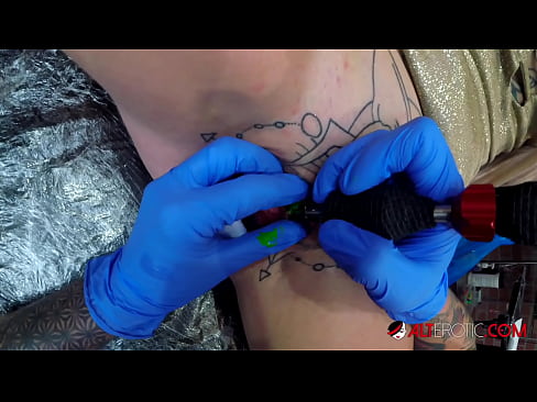 ❤️ Äärimmäisen tatuoitu hottie Sully Savage sai tatuoinnin klitorikseen Vittu video at us
